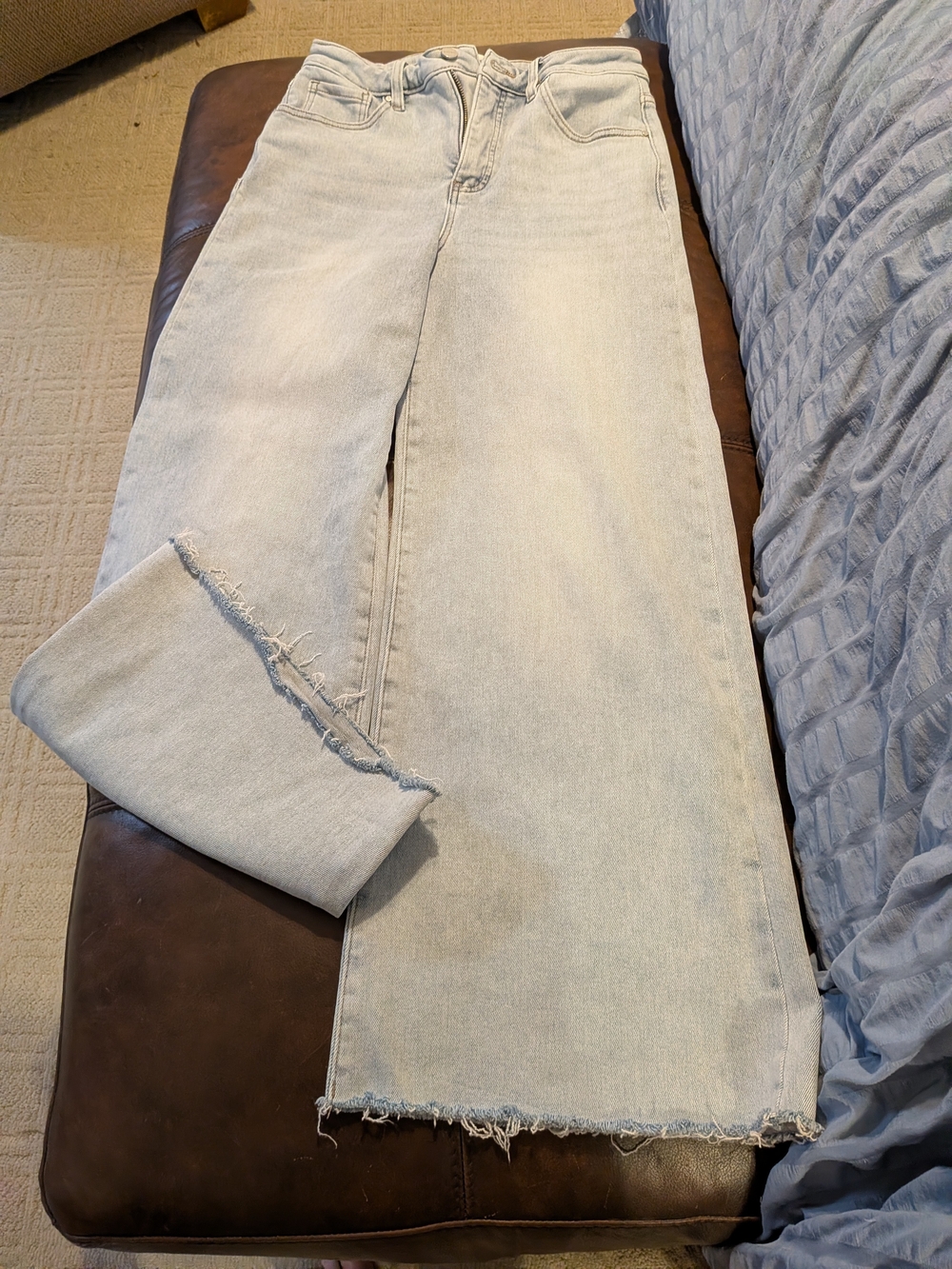 Risen Jeans Light Wash Wide Leg Women’s Jeans Raw Hem Size 7/28